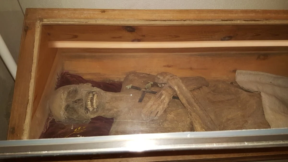 Momia del capellán secado al aire en su ataúd en Blasenstein