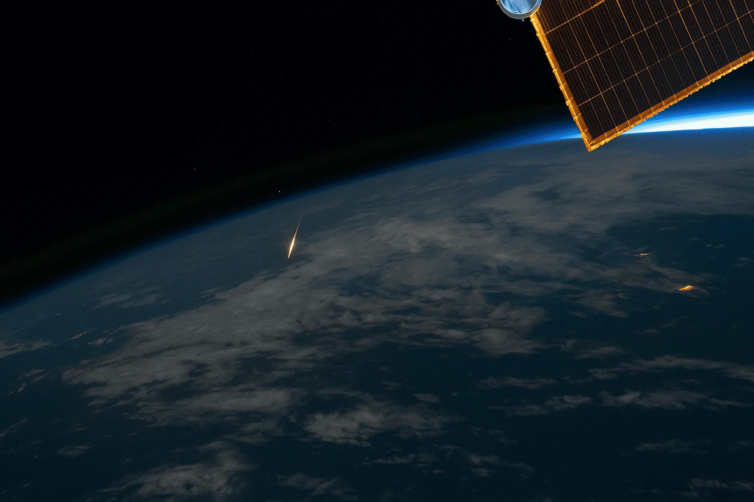 Imagen inspirada en la NASA de un meteoro captado desde la EEI