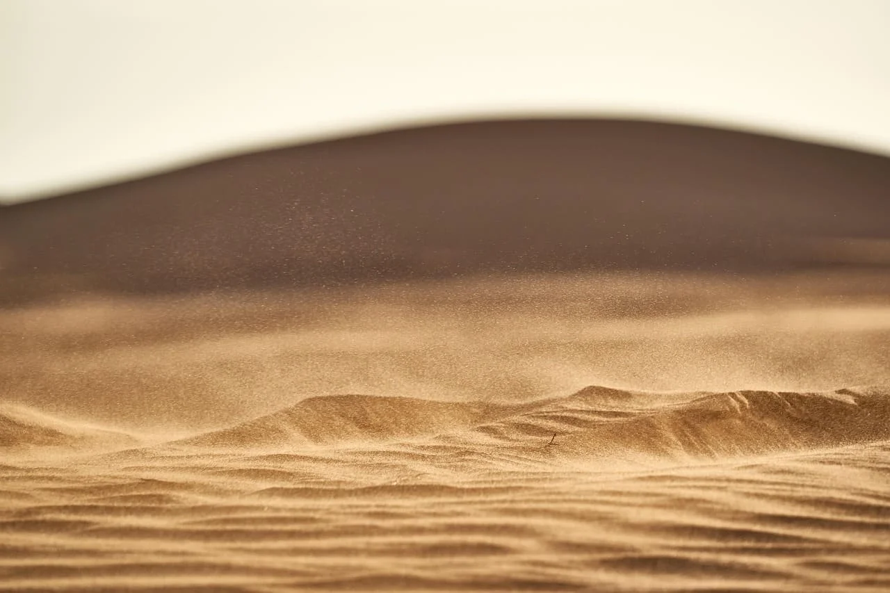 Viento levantando polvo en el desierto del Sahara