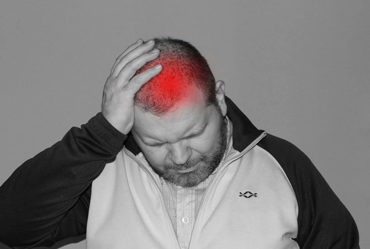 Representación visual del dolor de cabeza como posible efecto neurológico de LINE-1