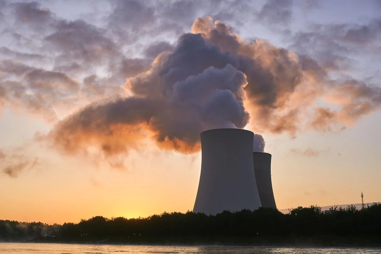 Central nuclear al amanecer