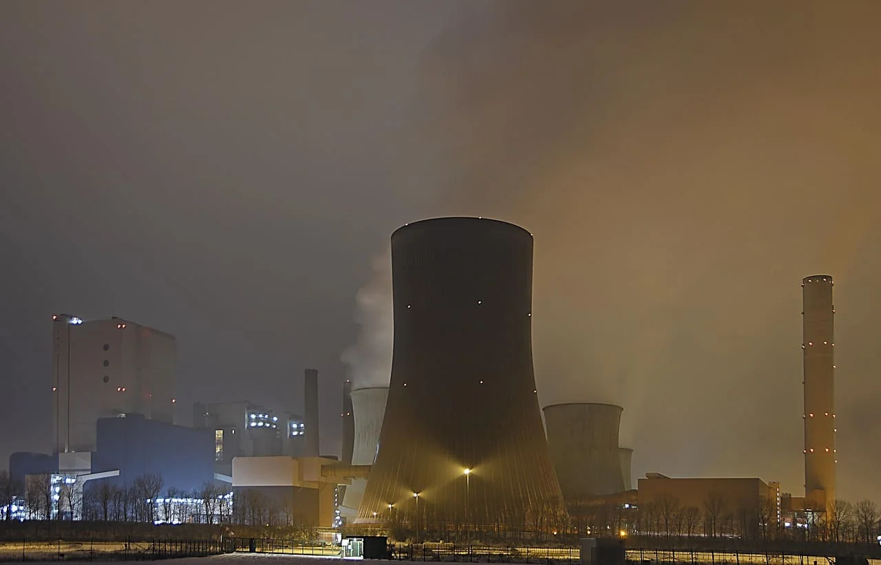 Central nuclear iluminada de noche