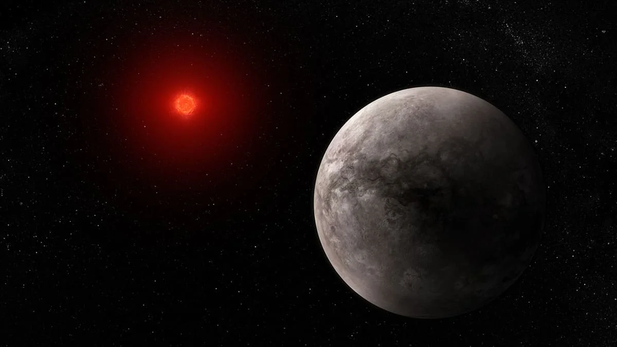 Visualización artística del exoplaneta rocoso TRAPPIST-1 b y su estrella enana roja, basada en datos del telescopio Webb.