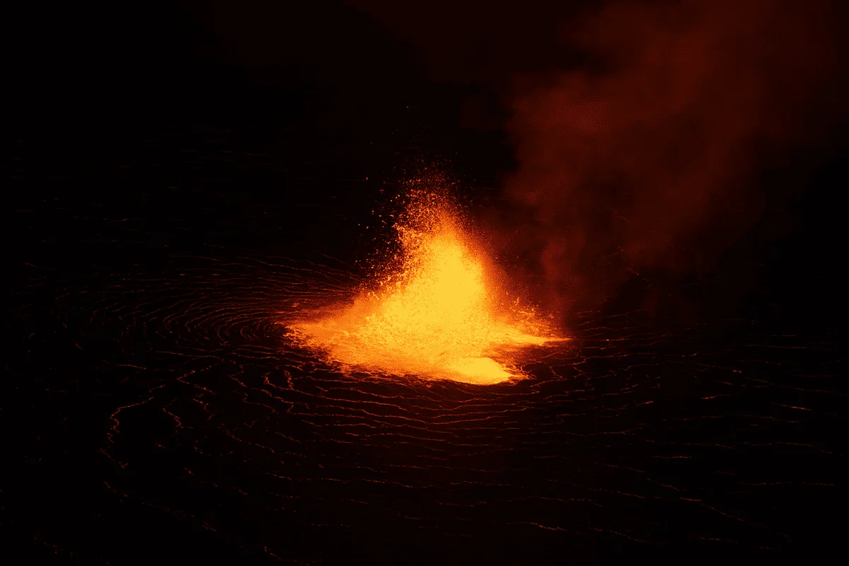 Vista aérea amplia del cráter del Kilauea durante la erupción de 2025 al atardecer