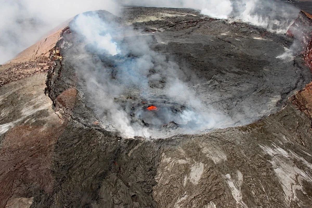 El cráter del volcán Kilauea en reposo antes de la erupción de 2025