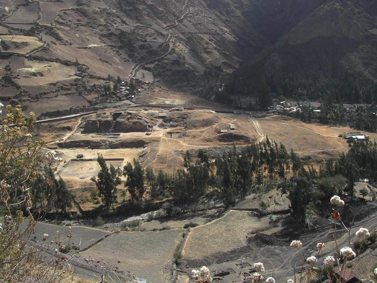 Vista aérea del complejo arqueológico de Chavín de Huántar en los Andes peruanos