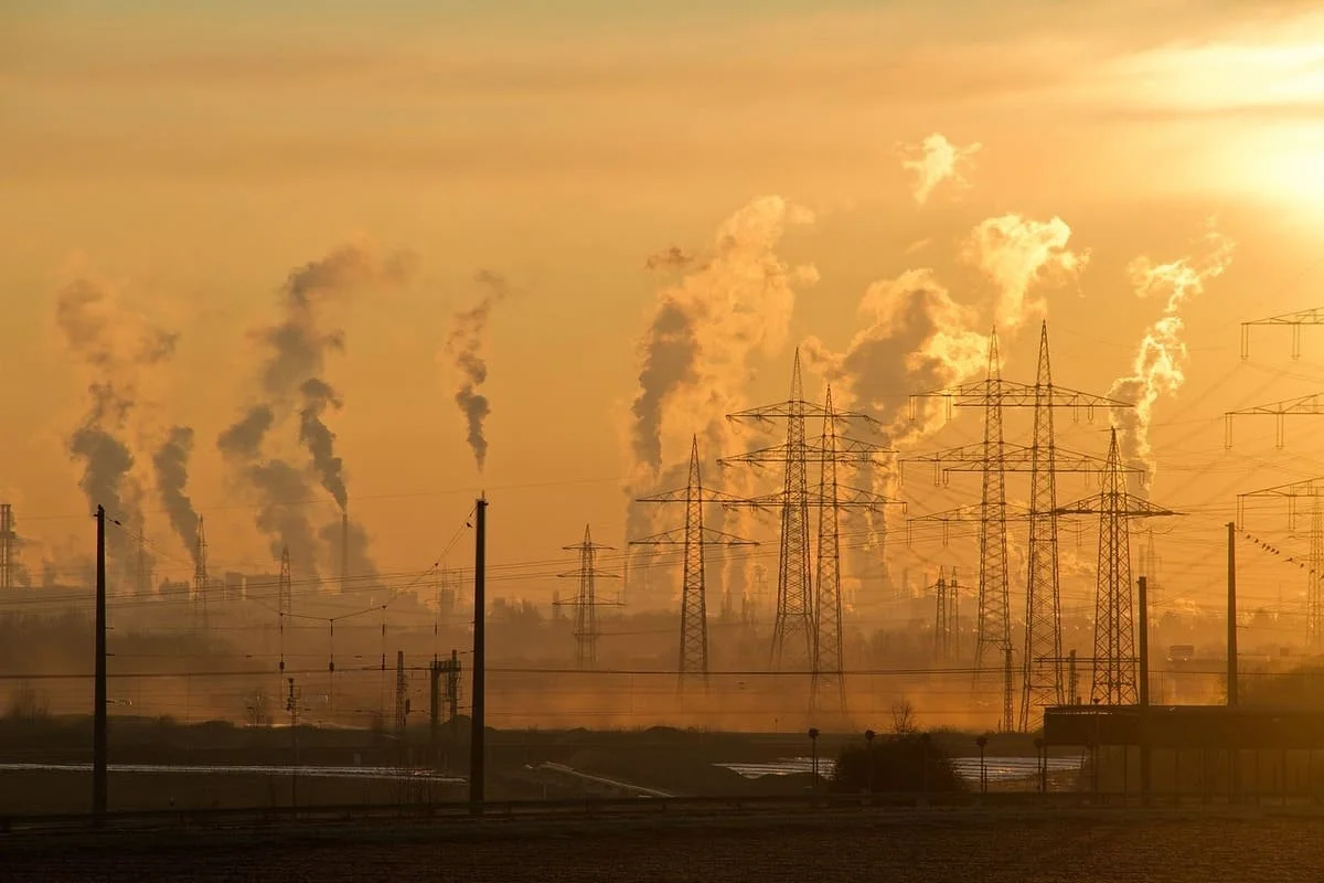 Centrales eléctricas emitiendo contaminantes durante la puesta de sol