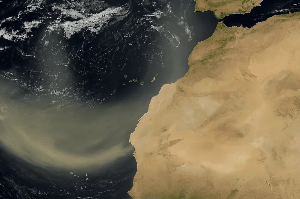 Imagen satelital del polvo del Sahara saliendo de la costa africana