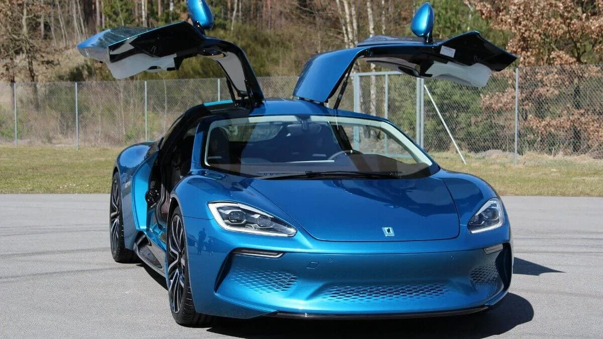 Isdera Commendatore GT azul con puertas abiertas