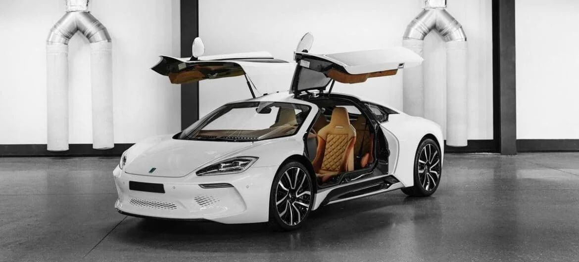 Isdera Commendatore GT blanco con diseño interior de lujo