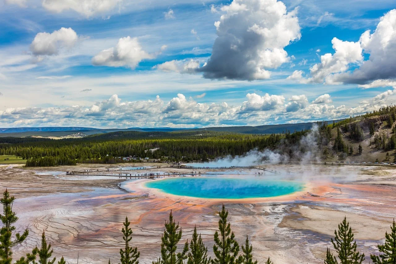 Vista panorámica del Parque Yellowstone con cielo parcialmente nublado