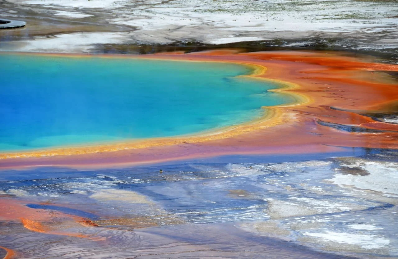 Vista aérea de la Fuente Prismática en Yellowstone con colores geotérmicos intensos