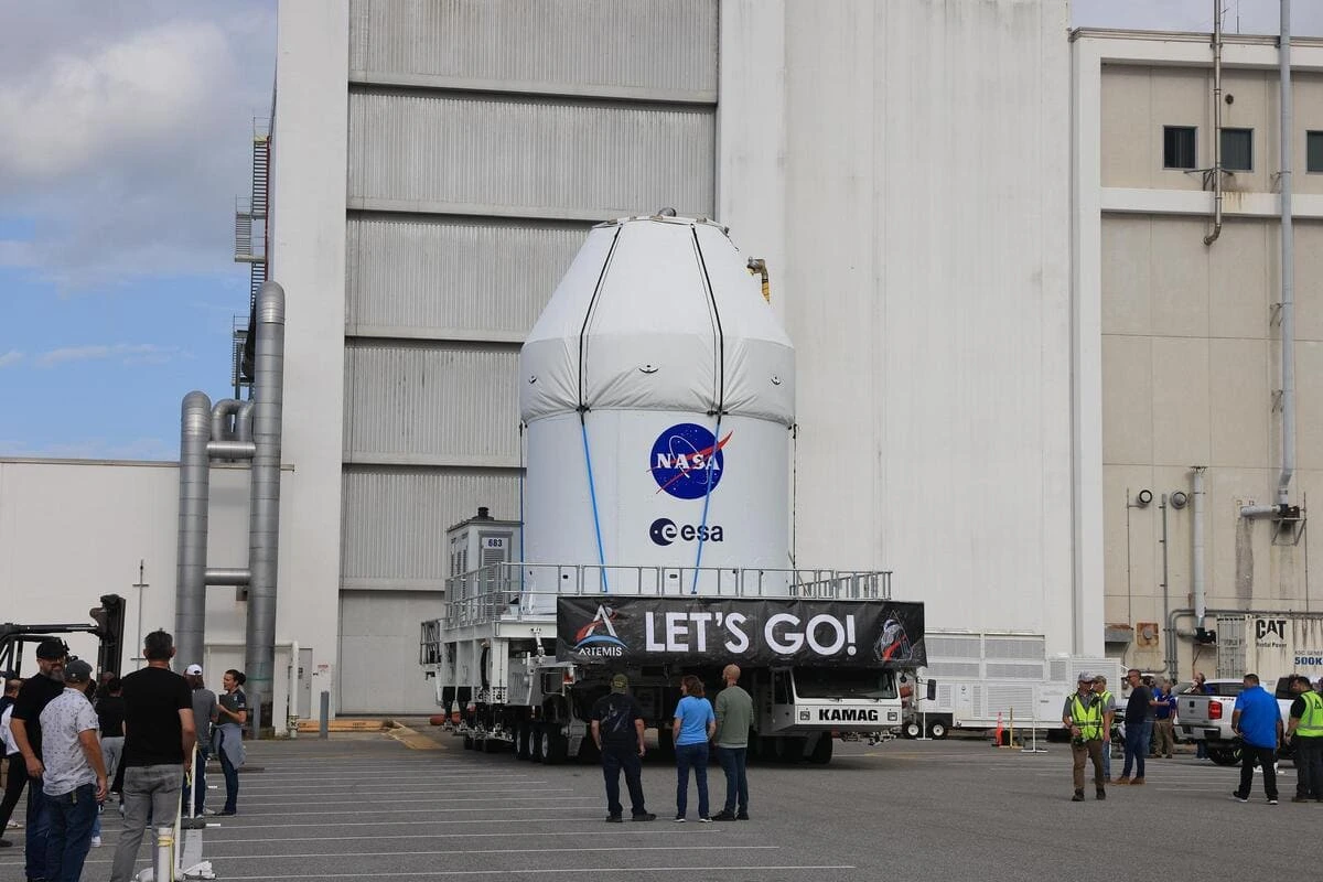 Nave Orión de la NASA trasladada para su carga de combustible antes de la misión Artemis II