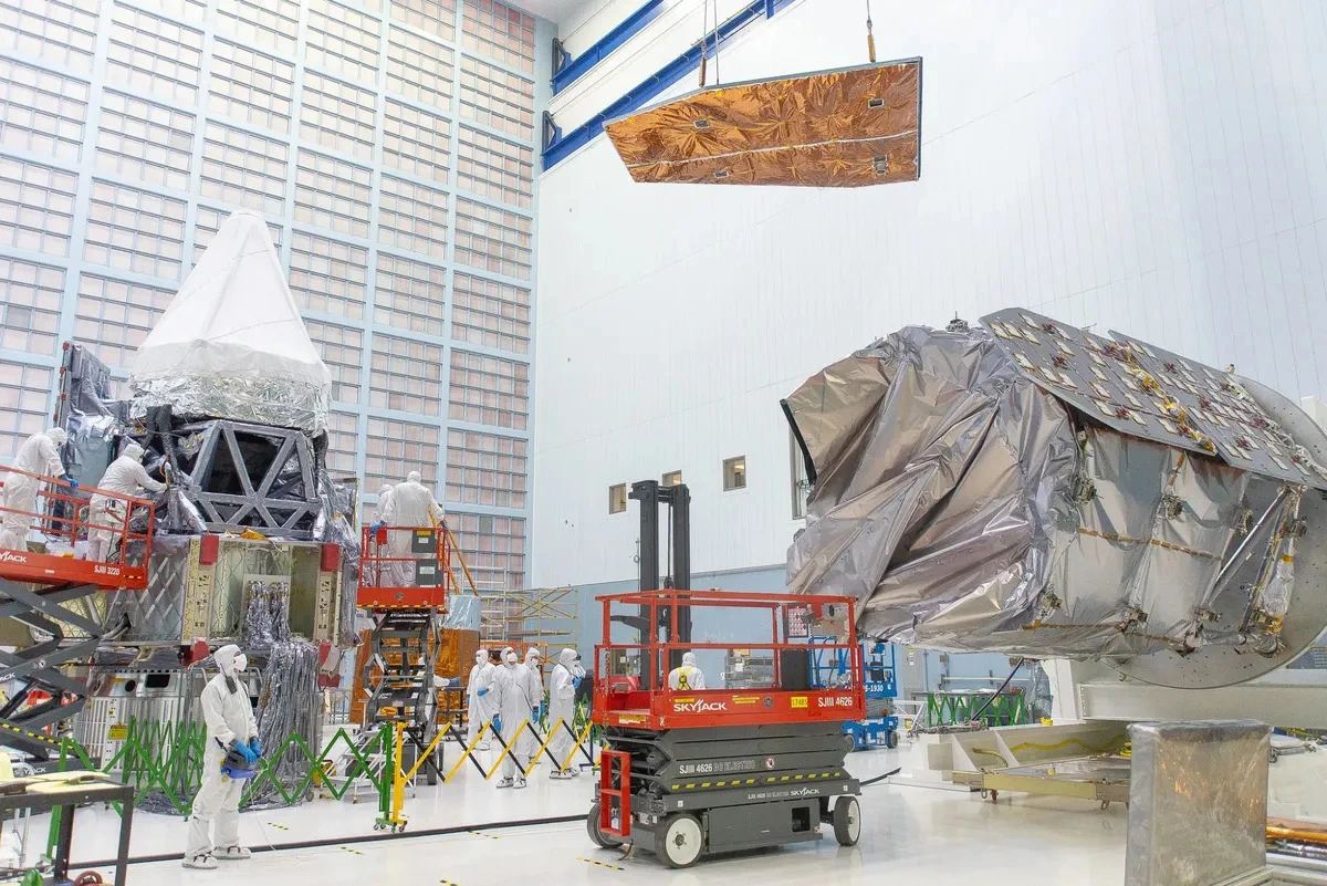 Instalación de paneles solares de prueba en el telescopio Nancy Grace Roman de la NASA, marzo de 2025