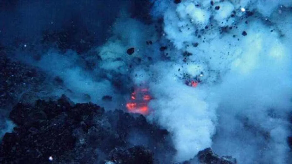 Erupción del volcán submarino West Mata en 2009, mostrando lava incandescente bajo el agua rodeada de nubes de vapor y fragmentos