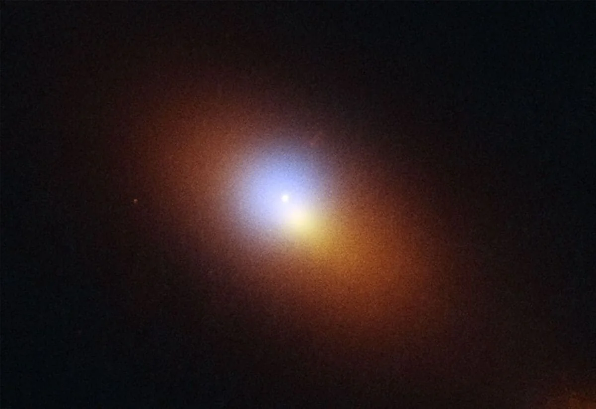 Imagen combinada del Hubble y Chandra mostrando el resplandor azul y naranja causado por un agujero negro errante