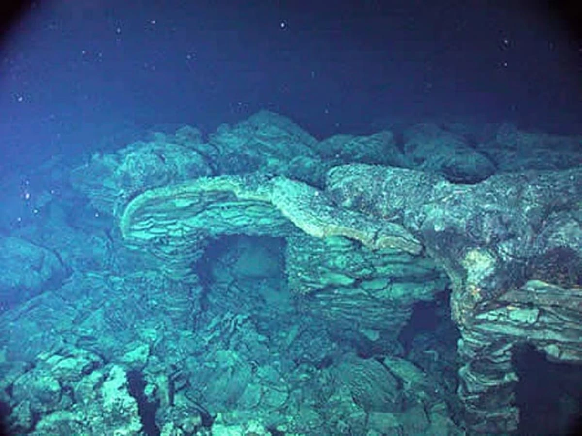 Formaciones volcánicas colapsadas en el fondo marino del Axial Seamount debido a erupciones pasadas