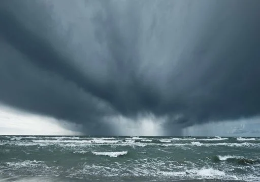 Frente frío sobre el océano con nubes de tormenta