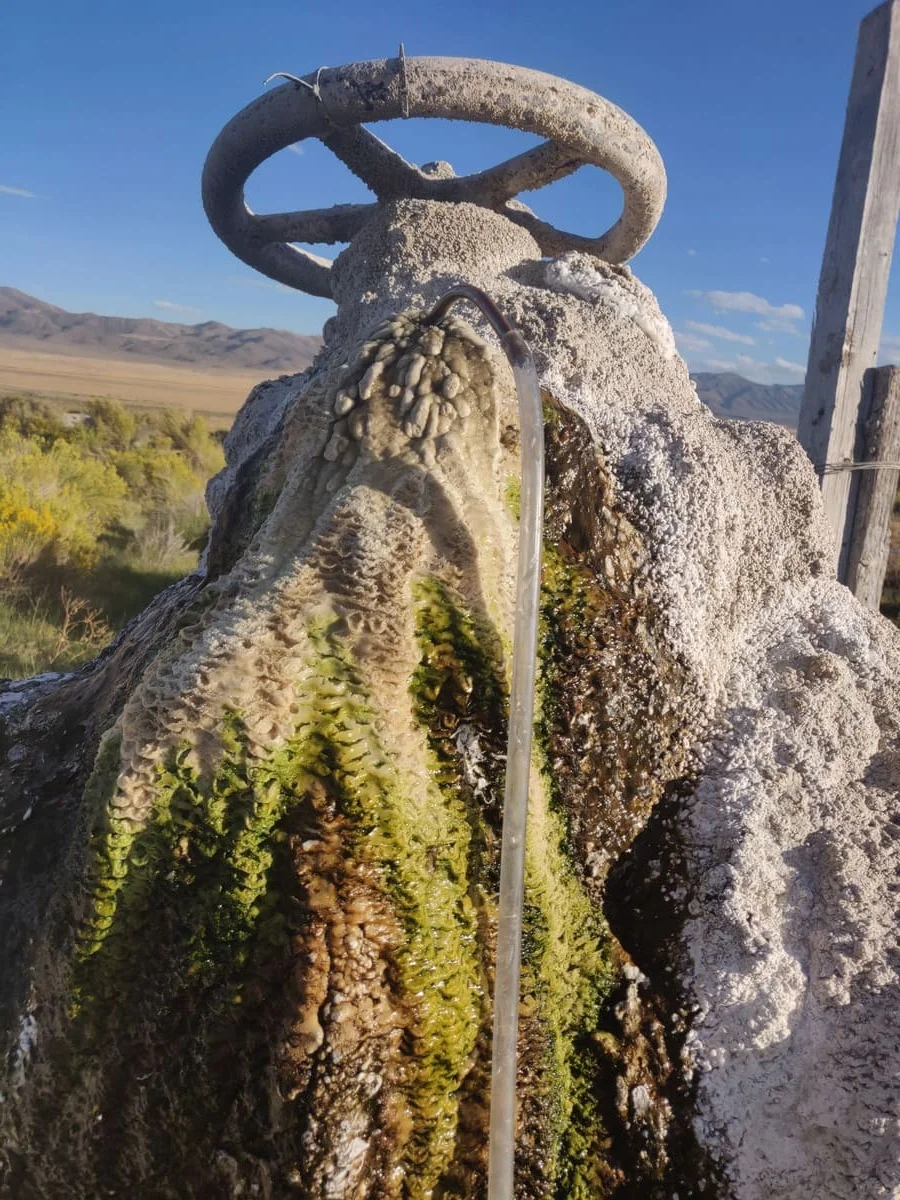 Pozo de agua abandonado, Montana, EE. UU.