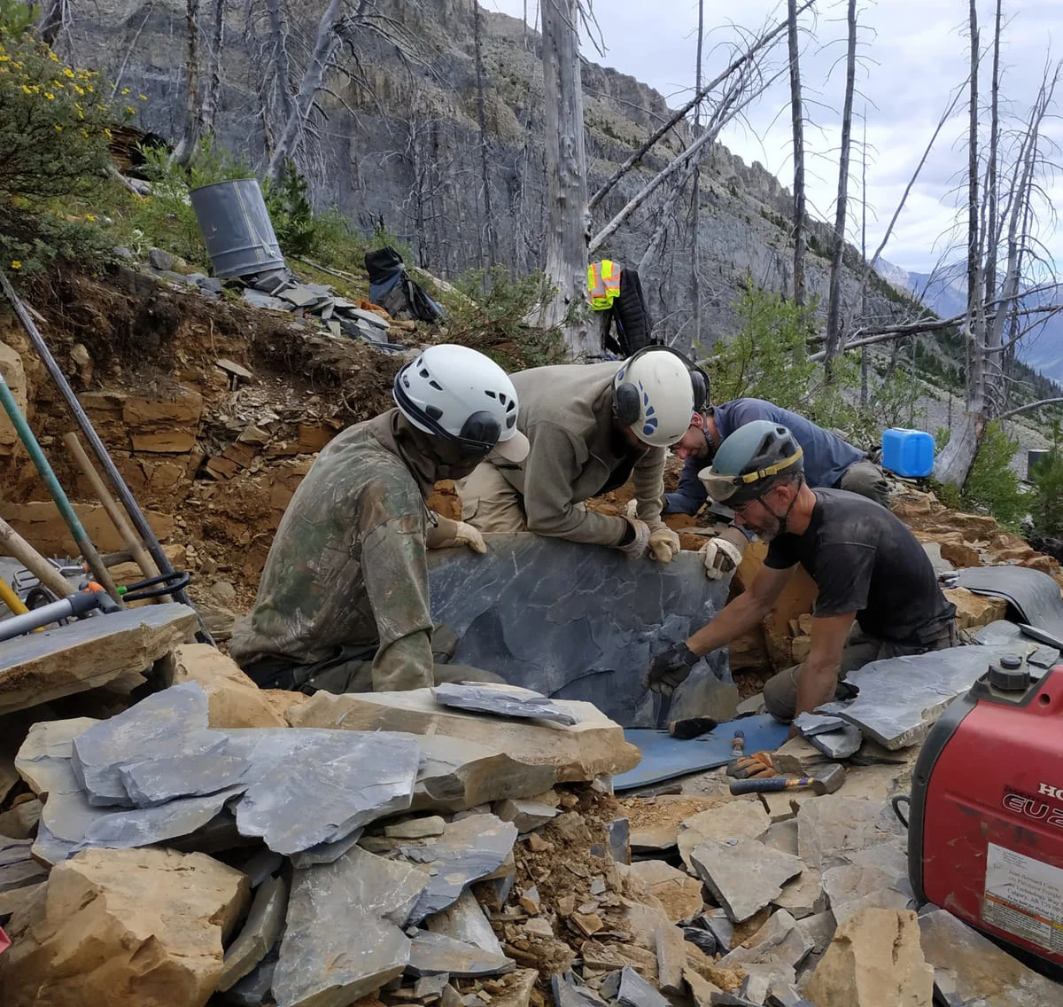 Paleontólogos trabajando en el esquisto de Burgess durante una excavación