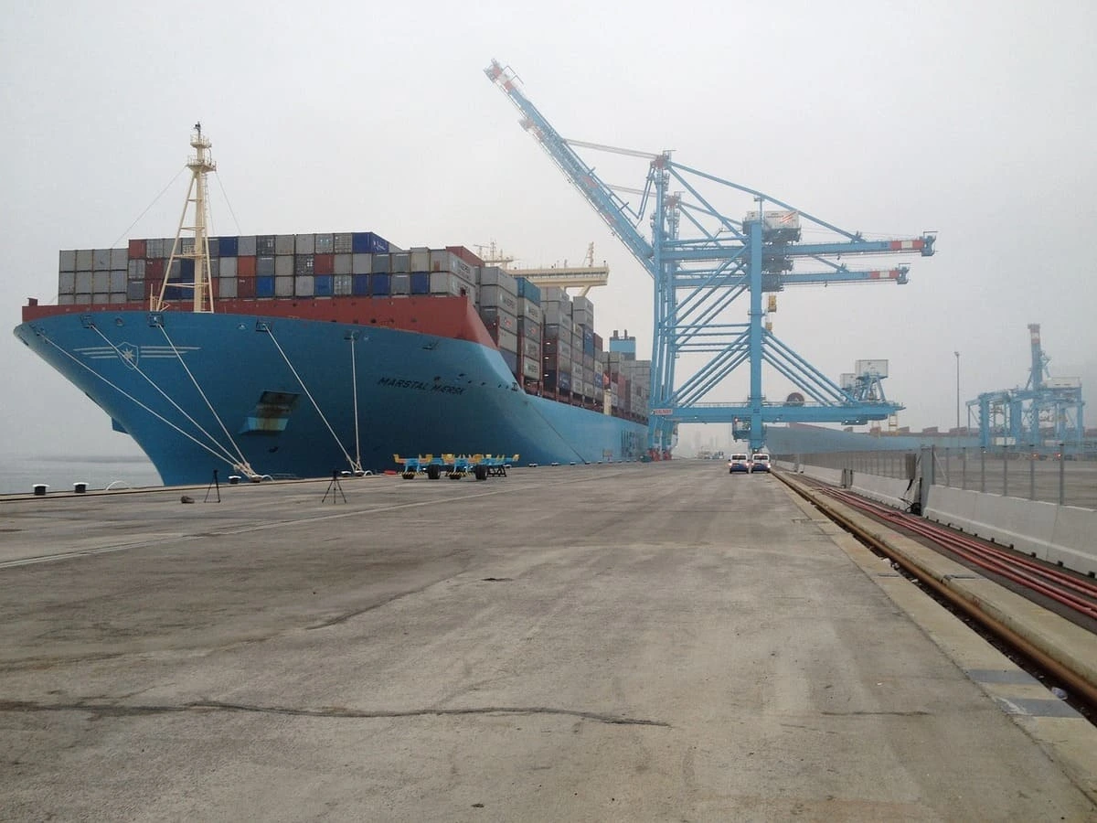 Buque portacontenedores atracado en un puerto