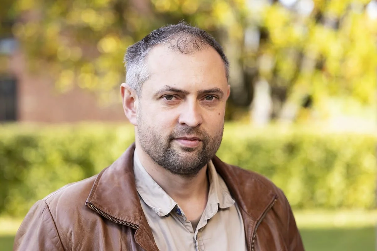 Retrato de Grzegorz Niedźwiedzki con chaqueta de cuero, al aire libre