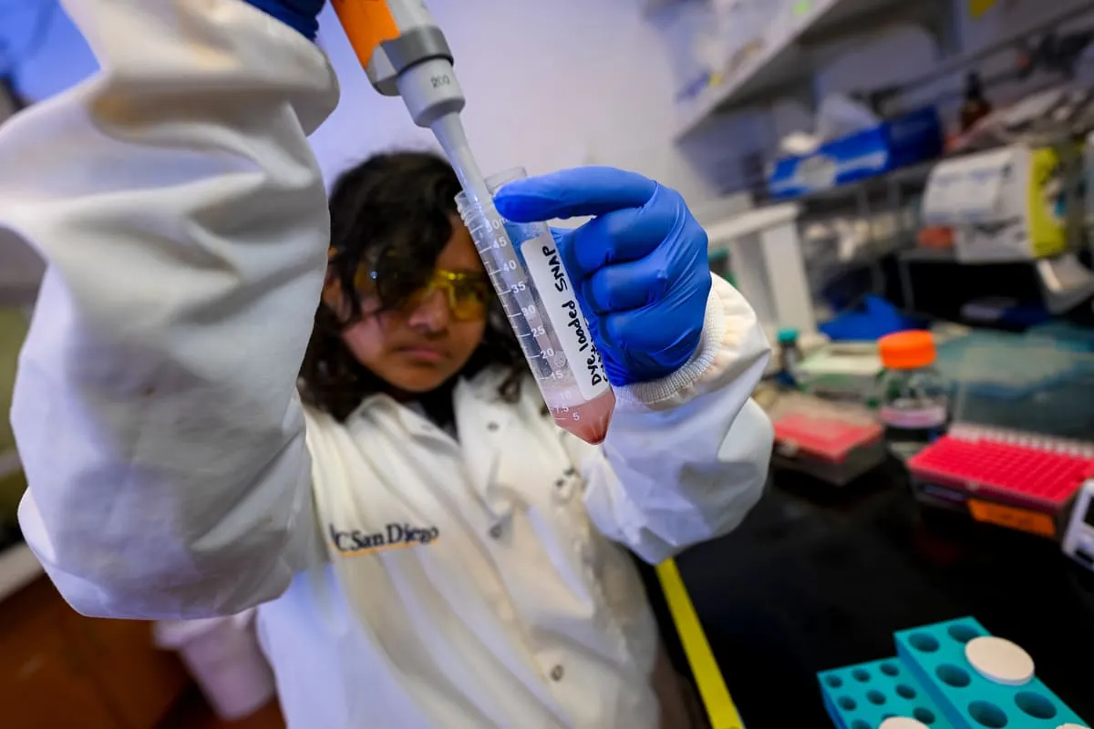 Samapti Kundu manipula una solución química en laboratorio de la Universidad de California