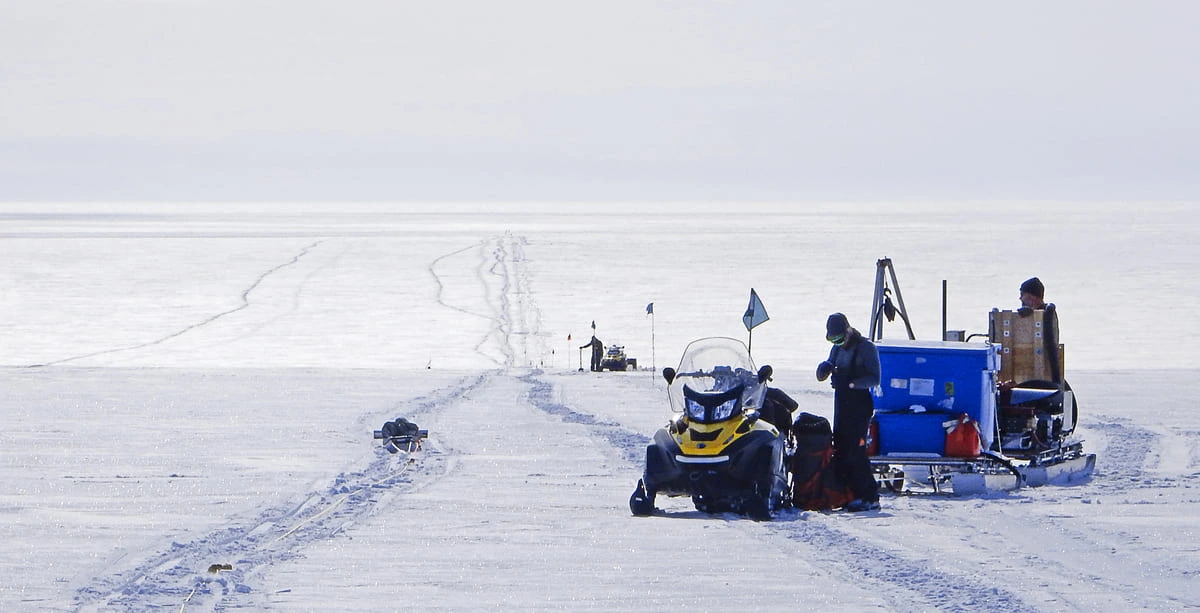 Equipo de científicos sobre una plataforma de hielo en la Antártida