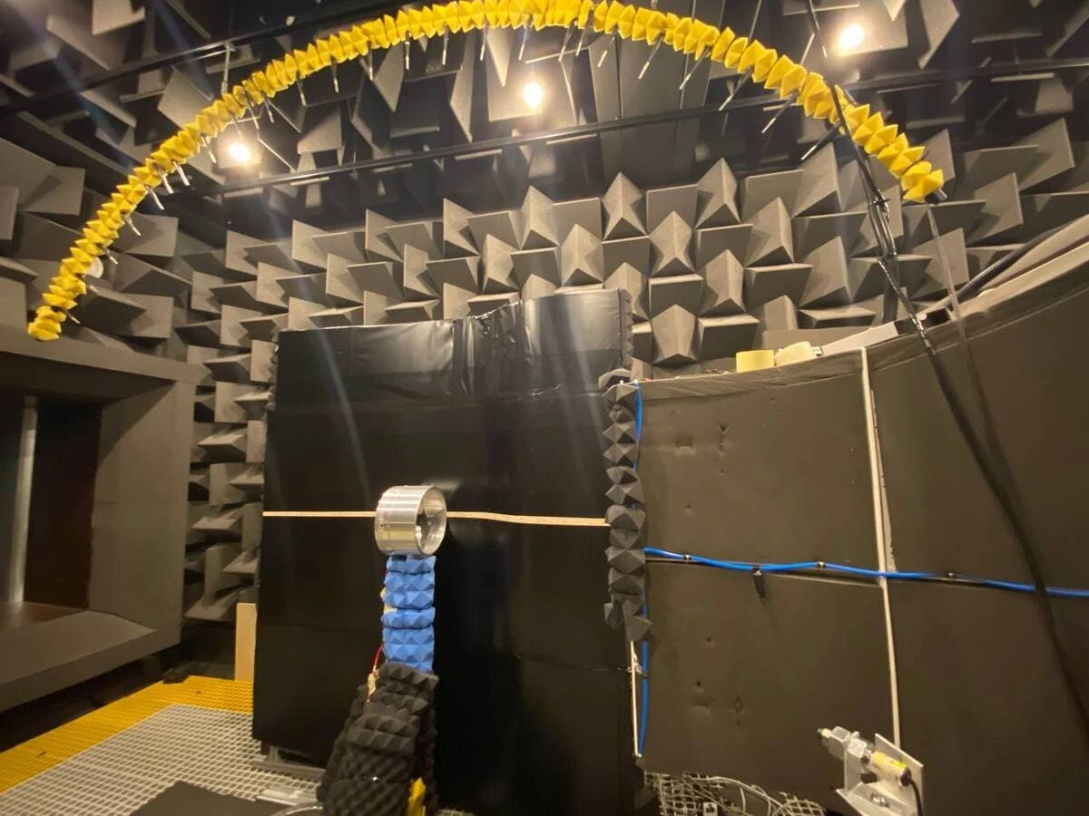 Banco de pruebas de ventiladores entubados en cámara anecoica con micrófonos superiores para mediciones aeroacústicas