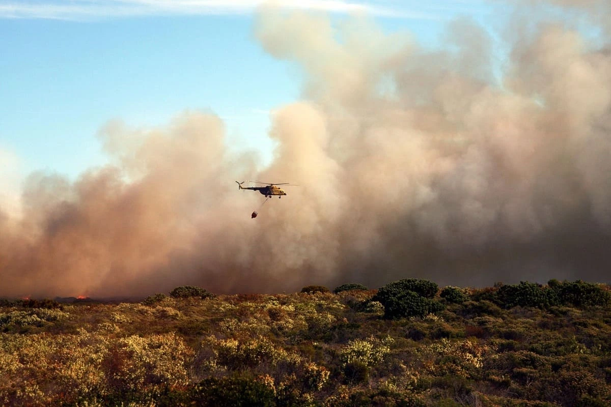 Helicóptero combatiendo un incendio forestal