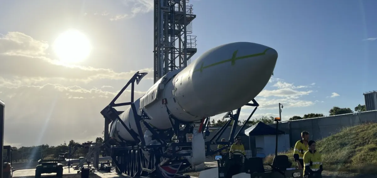 Cohete Eris siendo transportado horizontalmente en el Puerto Espacial Orbital de Bowen, Australia