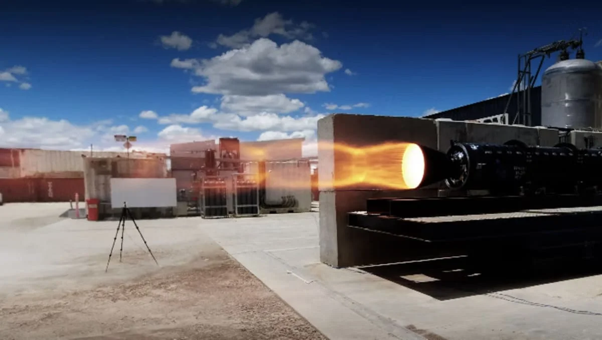 Prueba de calificación del motor híbrido Sirius, con llamas saliendo del motor durante el test