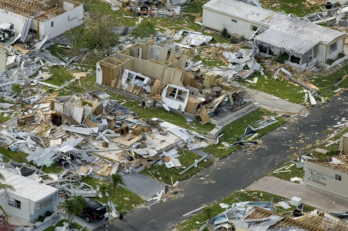 Viviendas destruidas tras el paso de un huracán o tornado