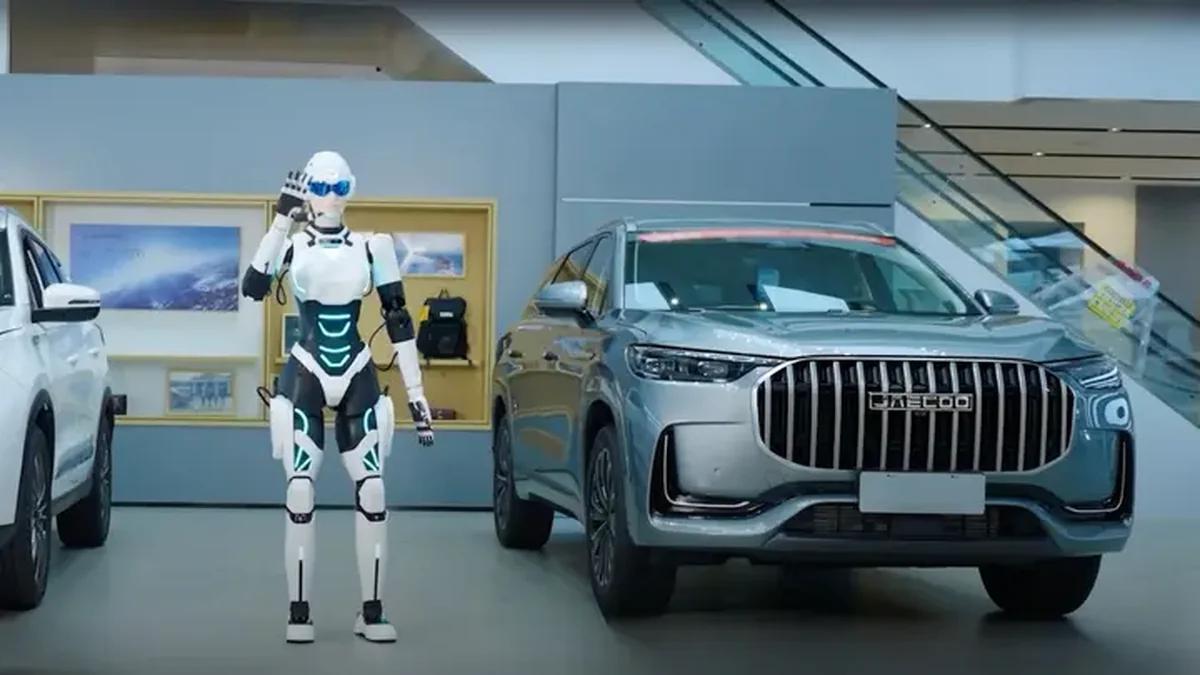 Robot humanoide junto a un automóvil