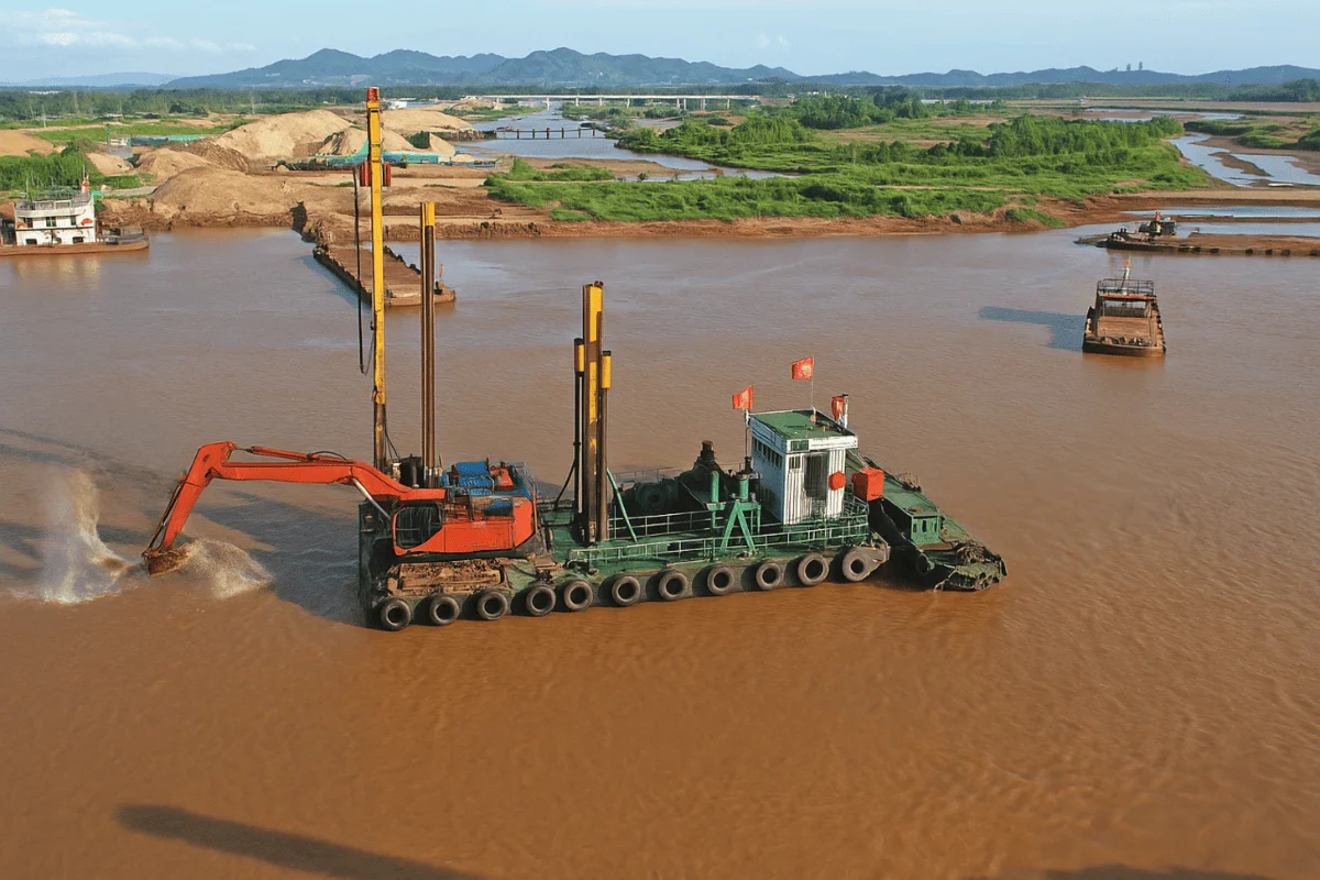 Simulación de maquinaria de dragado en el canal Pinglu en construcción en China