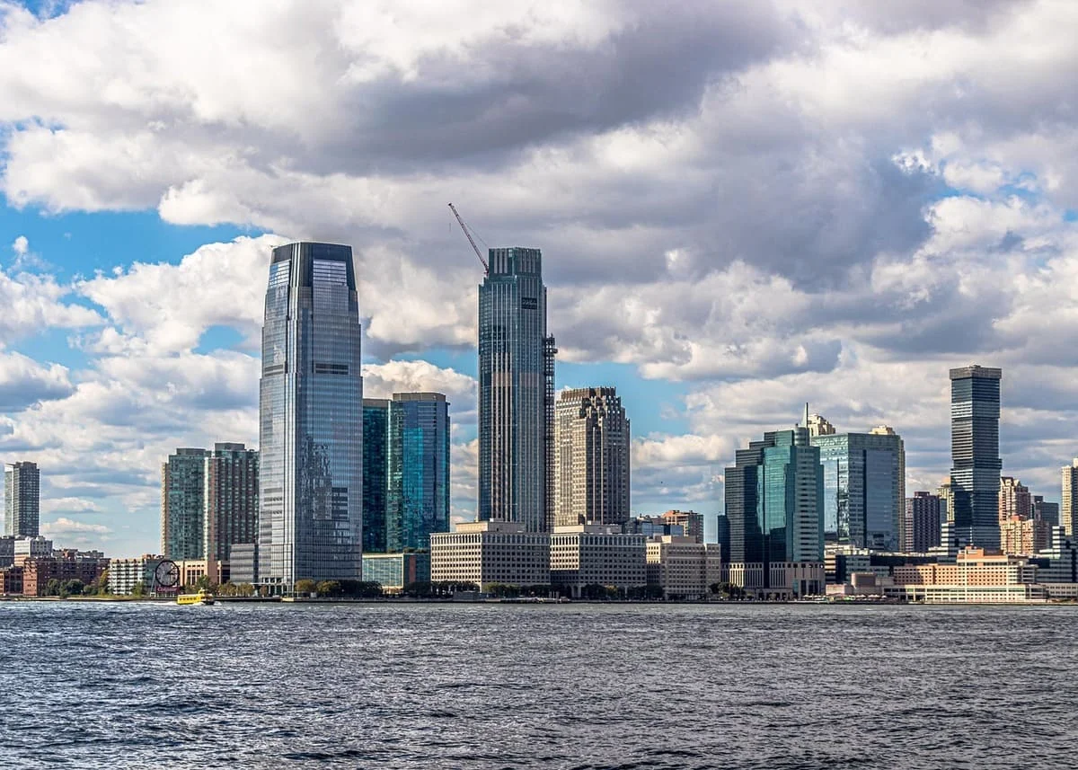 Rascacielos y edificios contemporáneos junto a un río en Nueva York