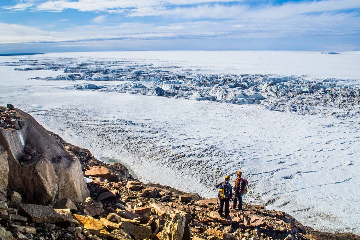 Científicos observan el borde de un glaciar en la Antártida Oriental