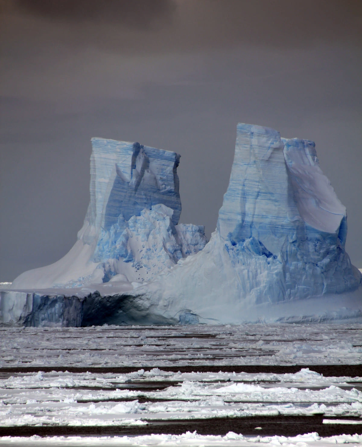 Torres de icebergs desprendidas de la capa de hielo en la Antártida Oriental