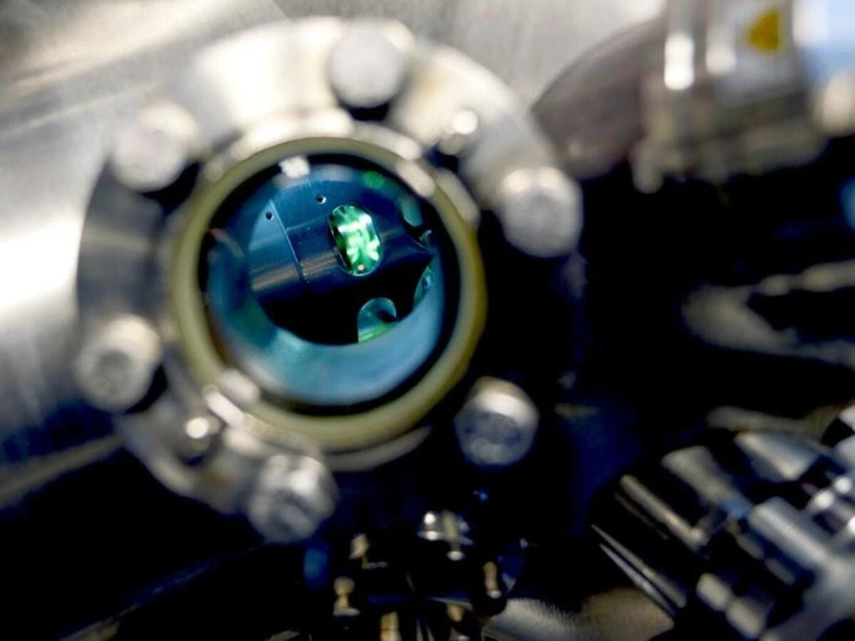 Vista detallada del microscopio de momento NanoESCA, utilizado para detectar el momento angular orbital en materiales quirales