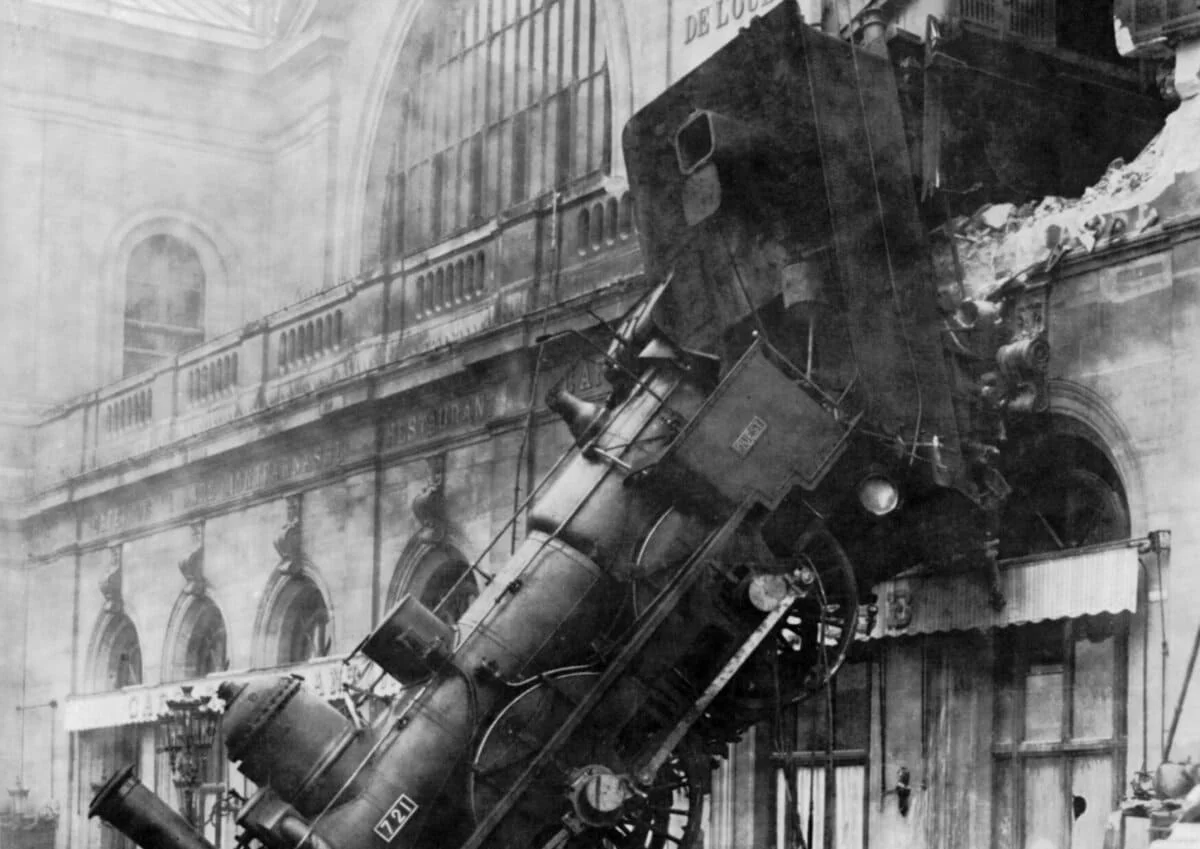 Locomotora del tren expreso número 56 colgando de la estación Montparnasse tras el accidente de 1895
