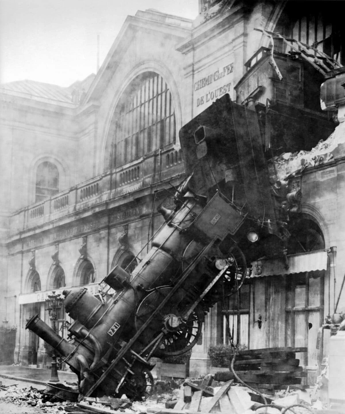 Accidente ferroviario en la terminal Montparnasse de París en 1895, tren colgando de la fachada