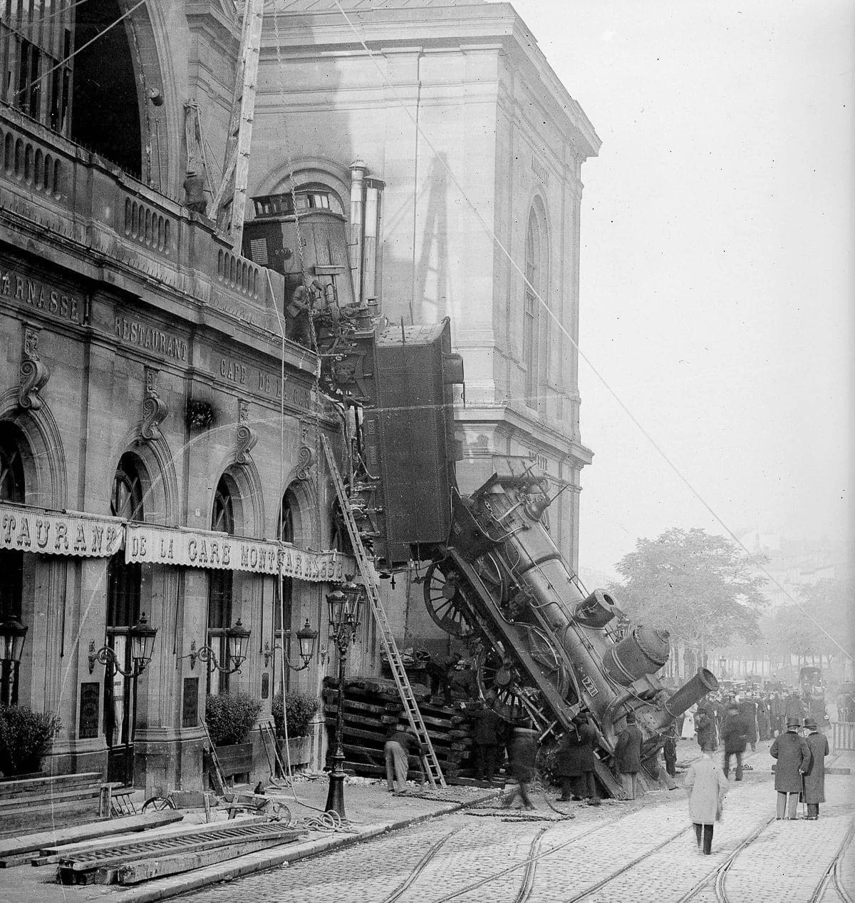 Técnicos y obreros recuperan la locomotora tras el accidente del tren en Montparnasse, 1895
