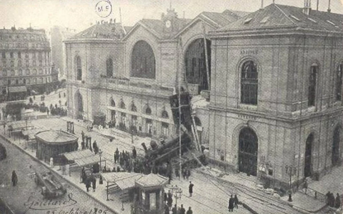Fotografía panorámica del accidente del tren en Montparnasse, 1895, con espectadores en la calle