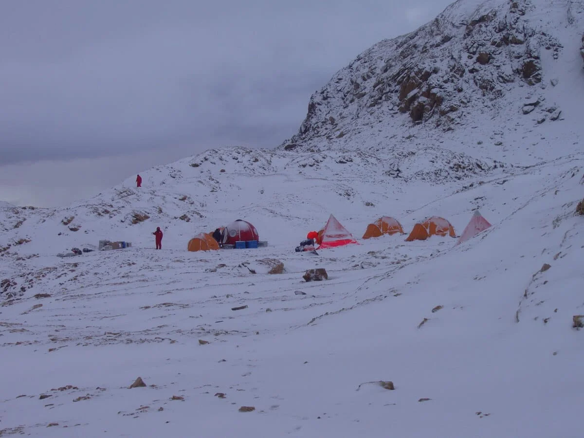 Campamento de investigación científica en la nieve de la Antártida Oriental.