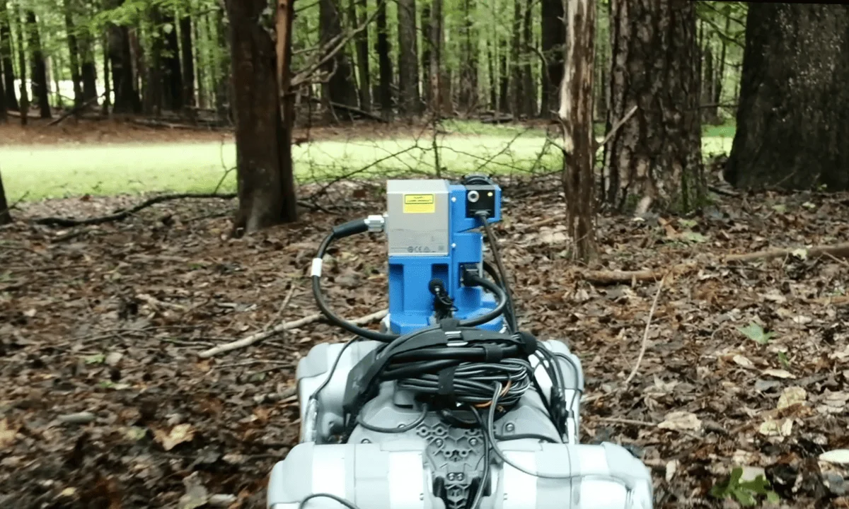 WildFusion permite a un robot cuadrúpedo evaluar el terreno irregular en la entrada de un bosque