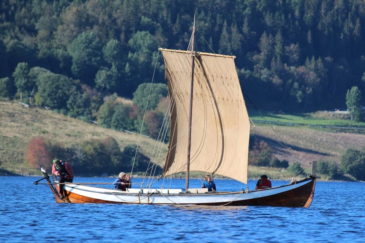 Faering, un velero tradicional noruego construido en un proyecto educativo