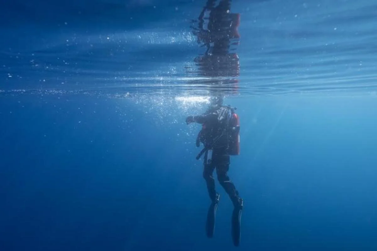 Buzo realizando investigación ambiental en aguas profundas del lago Tahoe.