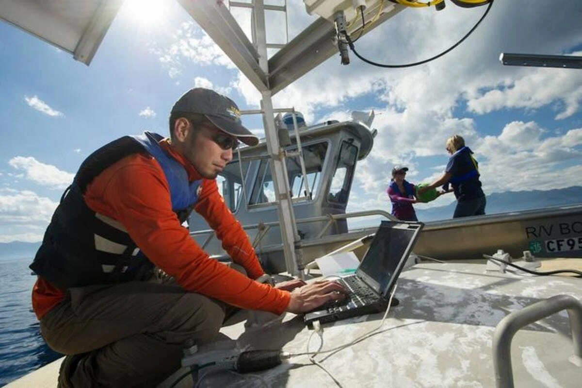 Científicos trabajando en un barco de investigación equipado en el lago Tahoe.