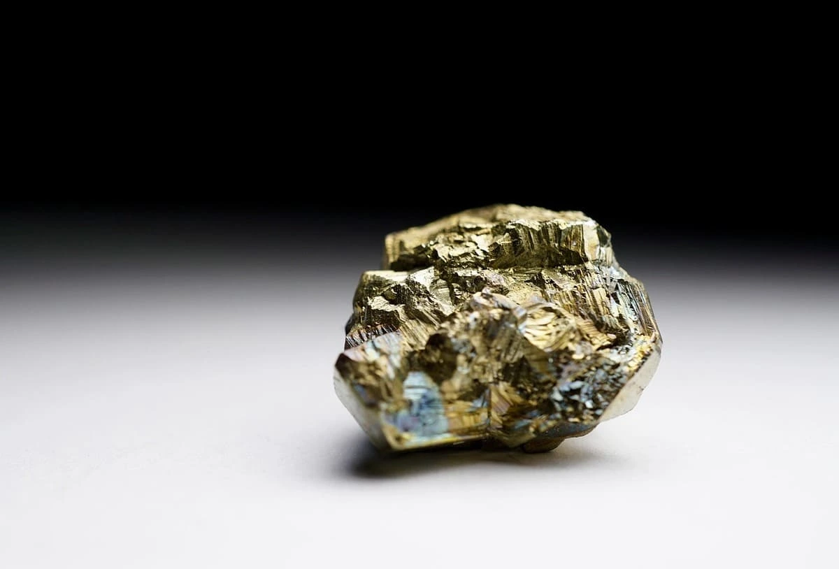 Fragmento brillante de pirita, conocido como oro de los tontos