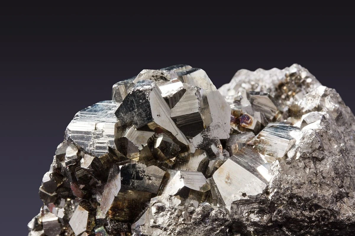 Cristales de pirita formados tras erupciones volcánicas en el océano